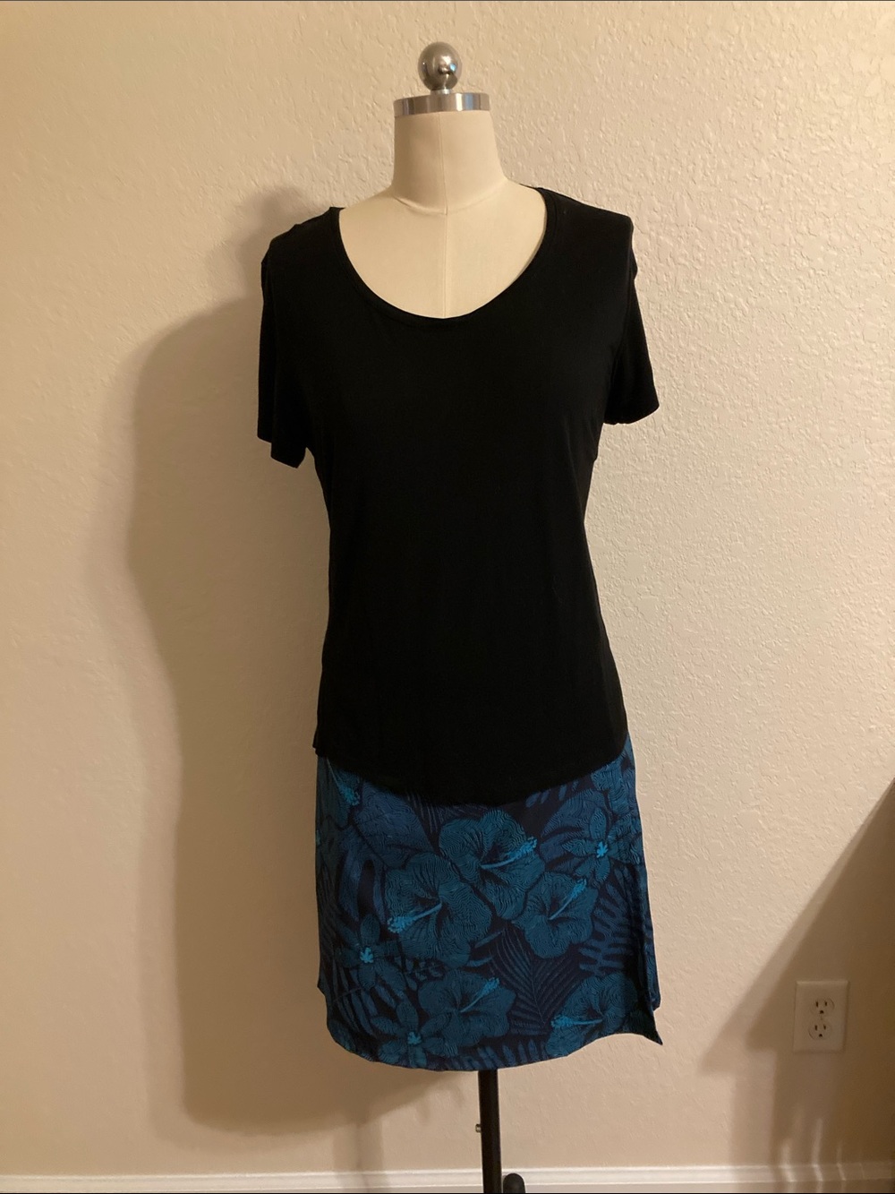 Black Scoop Neck Short Sleeve Tee - Everyday Essential
